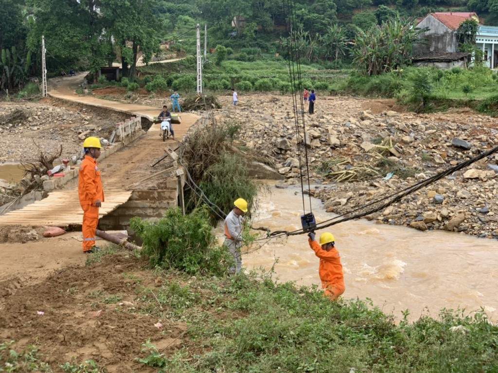 Nỗ lực khắc phục sự cố lưới điện do mưa lũ tại các tỉnh miền núi phía Bắc