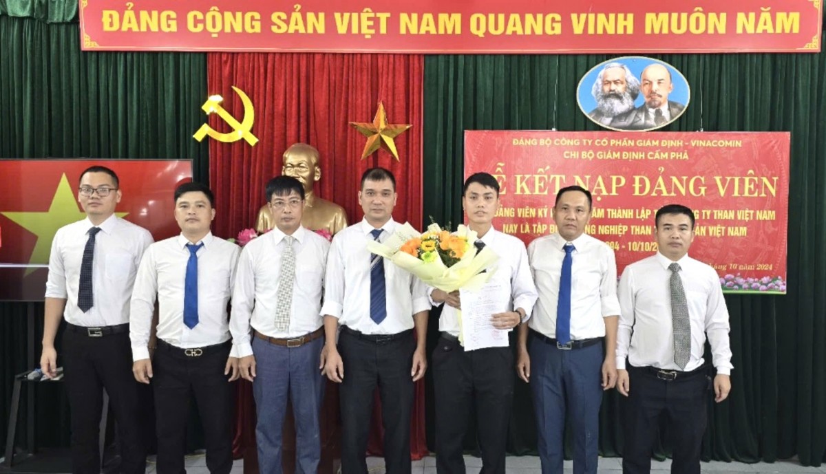 Đảng bộ Công ty CP Giám định - Vinacomin kết nạp ‘Lớp đảng viên 30 năm thành lập Tập đoàn CN Than - Khoáng sản Việt Nam’