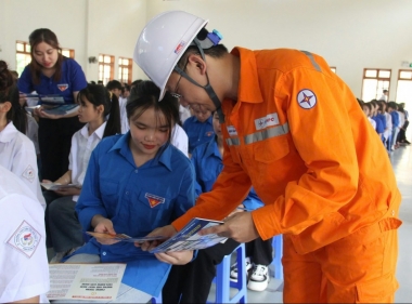 Tuyên truyền sử dụng điện an toàn, tiết kiệm cho học sinh Trường PTDT Nội trú tỉnh Sơn La