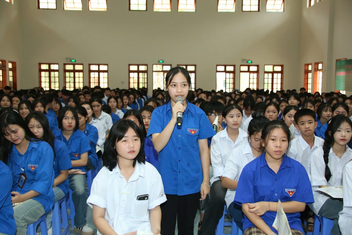 Tuyên truyền sử dụng điện an toàn, tiết kiệm cho học sinh Trường PTDT Nội trú tỉnh Sơn La