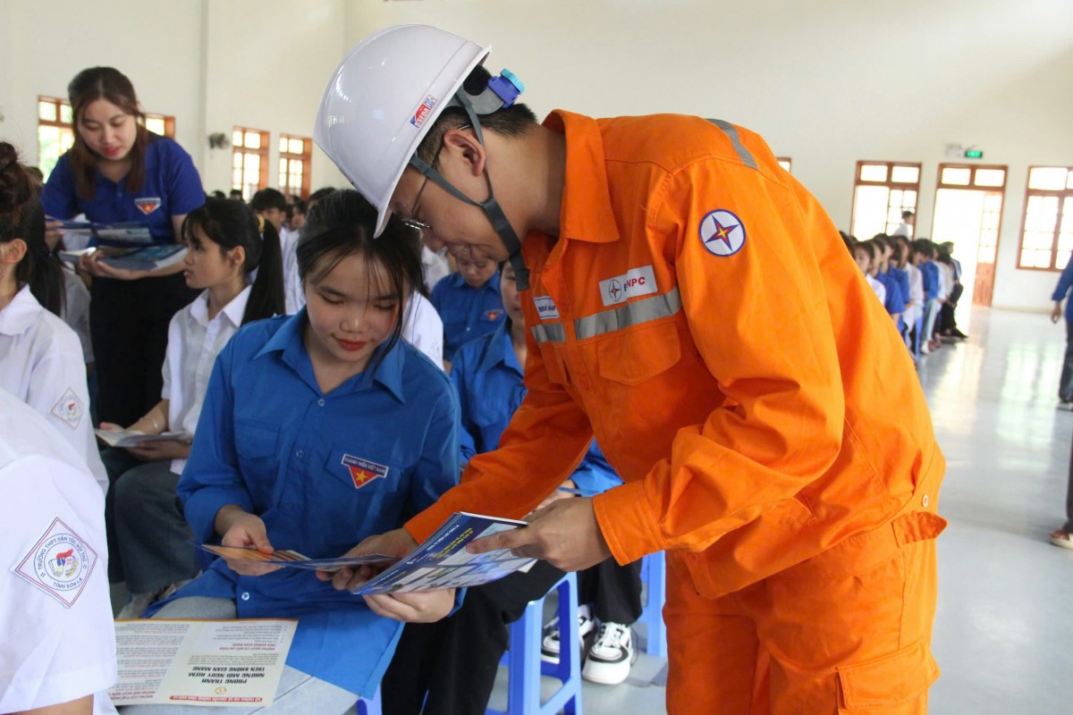 Tuyên truyền sử dụng điện an toàn, tiết kiệm cho học sinh Trường PTDT Nội trú tỉnh Sơn La