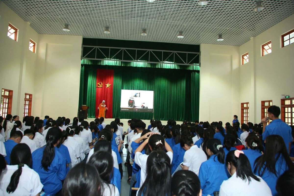 Tuyên truyền sử dụng điện an toàn, tiết kiệm cho học sinh Trường PTDT Nội trú tỉnh Sơn La