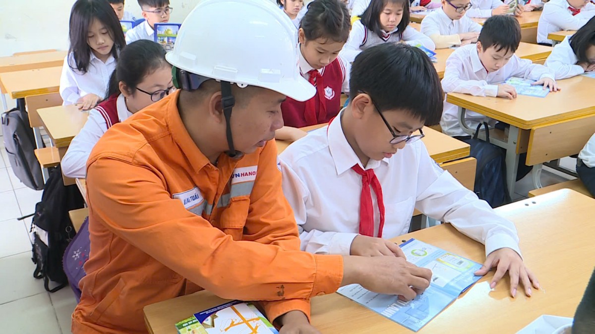 EVNHANOI tuyên truyền sử dụng điện an toàn, tiết kiệm cho học sinh