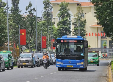 Dự thảo toàn bộ xe buýt chạy bằng điện vào năm 2030 - Còn băn khoăn, lo lãng phí