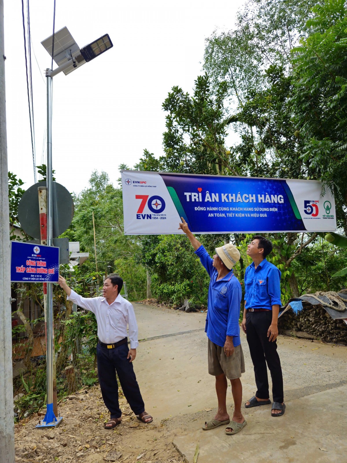 Tháng tri ân khách hàng - Ngành điện miền Nam ‘thắp sáng niền tin’ các hộ nghèo