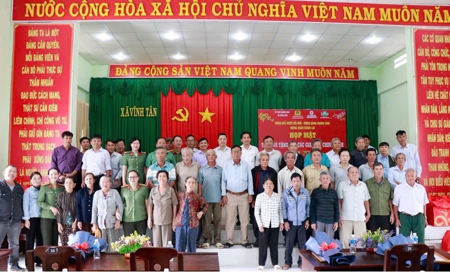 Công ty Nhiệt điện Vĩnh Tân mang niềm vui đến những hoàn cảnh khó dịp Xuân Ất Tỵ (2025)