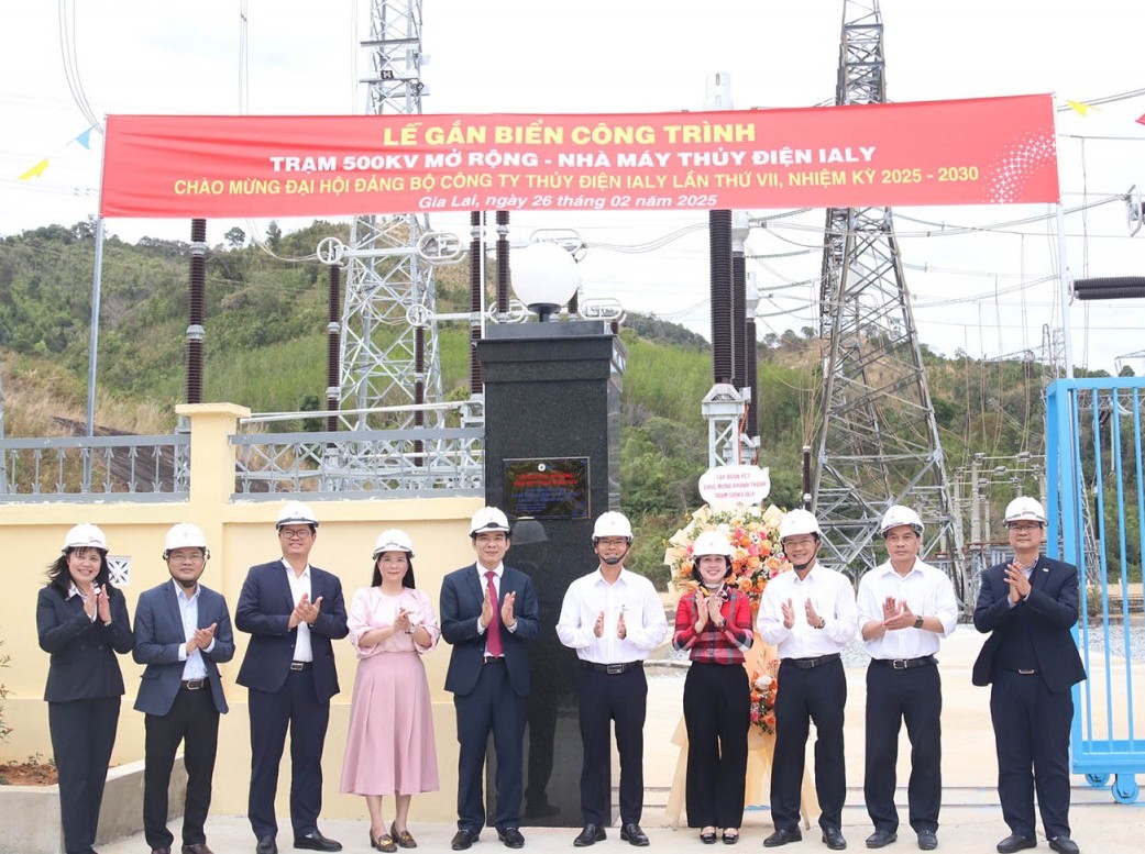 Gắn biển công trình Trạm 500kV mở rộng - Nhà máy Thủy điện Ialy