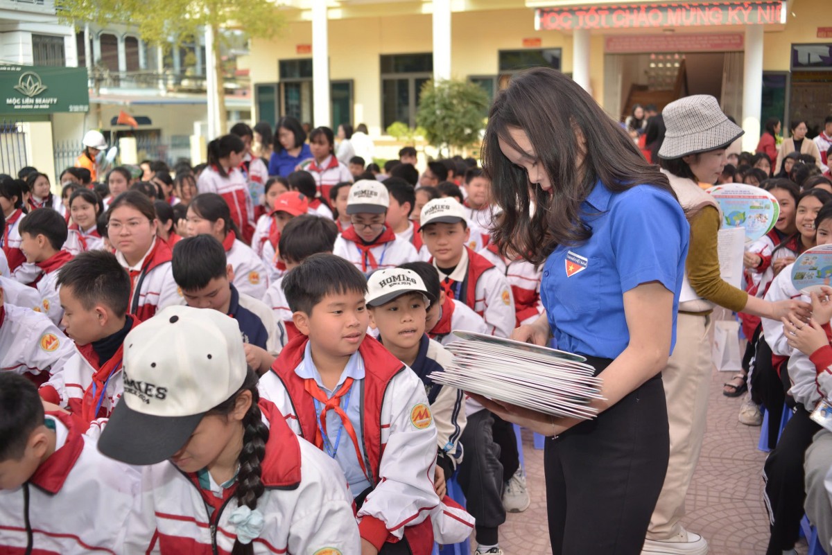 Tuyên truyền sử dụng năng lượng tiết kiệm, hiệu quả tại Trường THCS Mộc Lỵ (Sơn La)