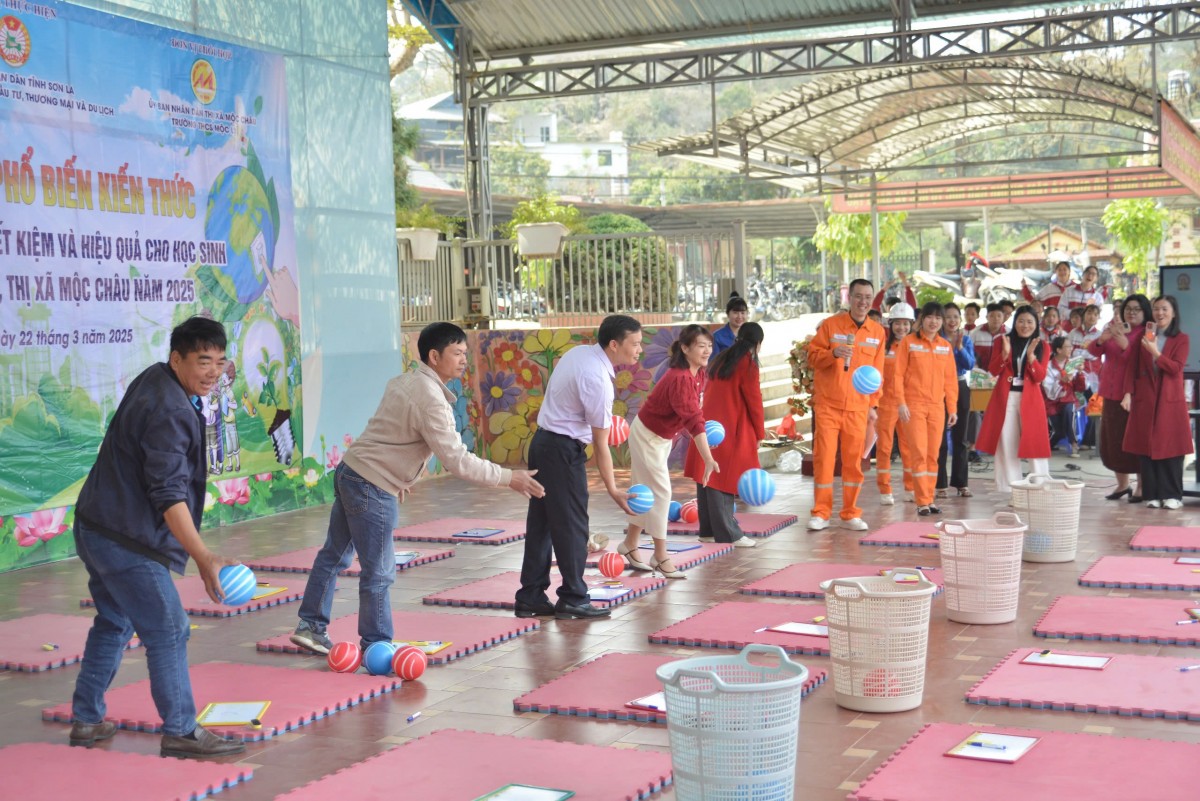 Tuyên truyền sử dụng năng lượng tiết kiệm, hiệu quả tại Trường THCS Mộc Lỵ (Sơn La)