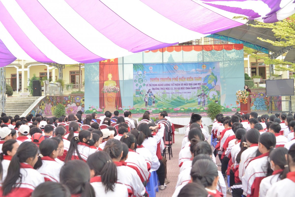 Tuyên truyền sử dụng năng lượng tiết kiệm, hiệu quả tại Trường THCS Mộc Lỵ (Sơn La)