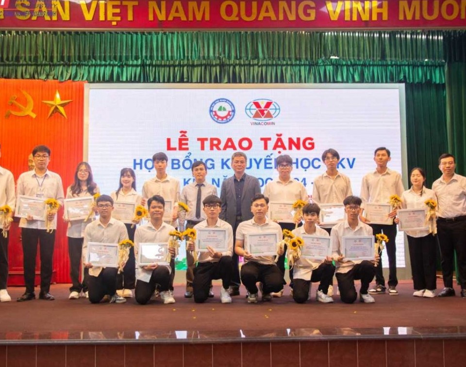TKV trao 15 suất học bổng cho sinh viên Trường Đại học Công nghiệp Quảng Ninh