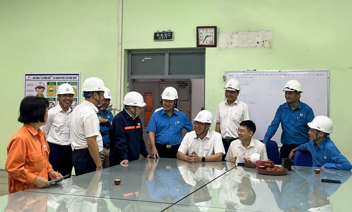 EVNGENCO1 thăm và tặng quà người lao động Công ty Nhiệt điện Quảng Ninh