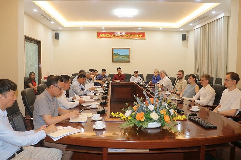 Chuyên gia hạt nhân Dubna làm việc tại Viện Năng lượng Nguyên tử Việt Nam