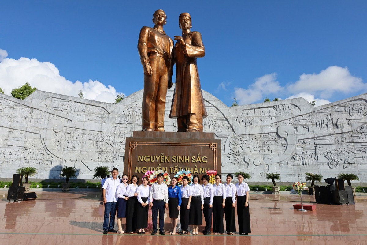 Thủy điện An Khê - Ka Nak dâng hoa nhân kỷ niệm 135 năm ngày sinh Chủ tịch Hồ Chí Minh