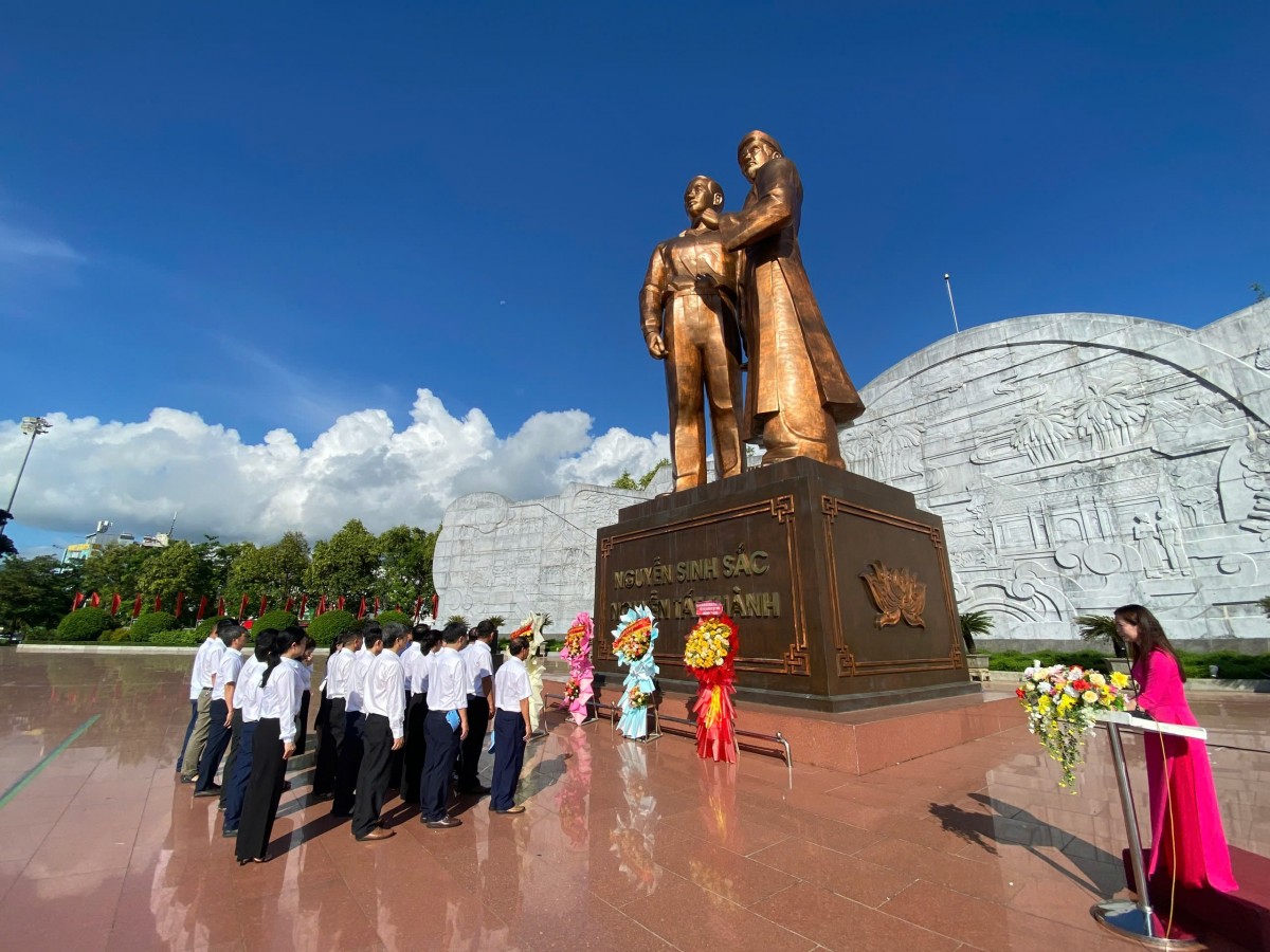 Thủy điện An Khê - Ka Nak dâng hoa nhân kỷ niệm 135 năm ngày sinh Chủ tịch Hồ Chí Minh