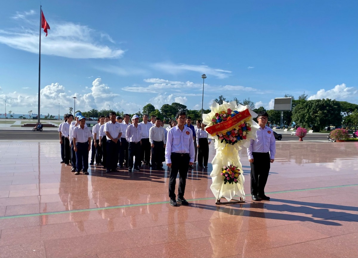 Thủy điện An Khê - Ka Nak dâng hoa nhân kỷ niệm 135 năm ngày sinh Chủ tịch Hồ Chí Minh