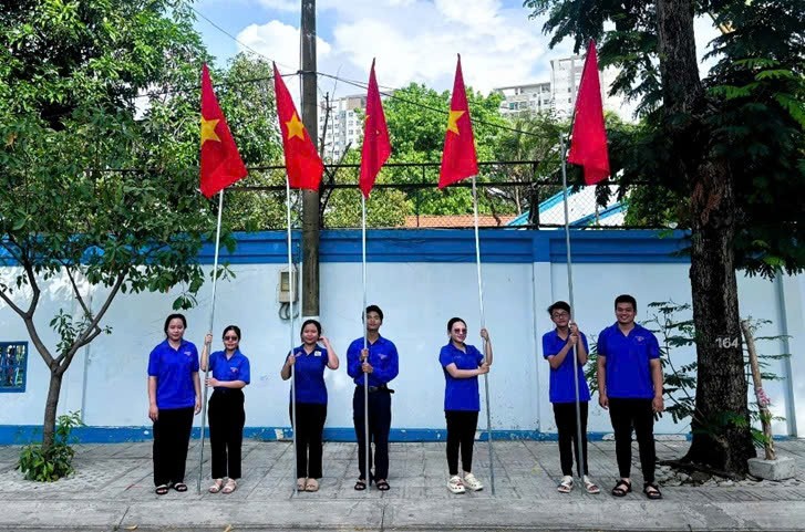EVNGENCO3 trao cờ Tổ quốc - Lan tỏa tinh thần yêu nước