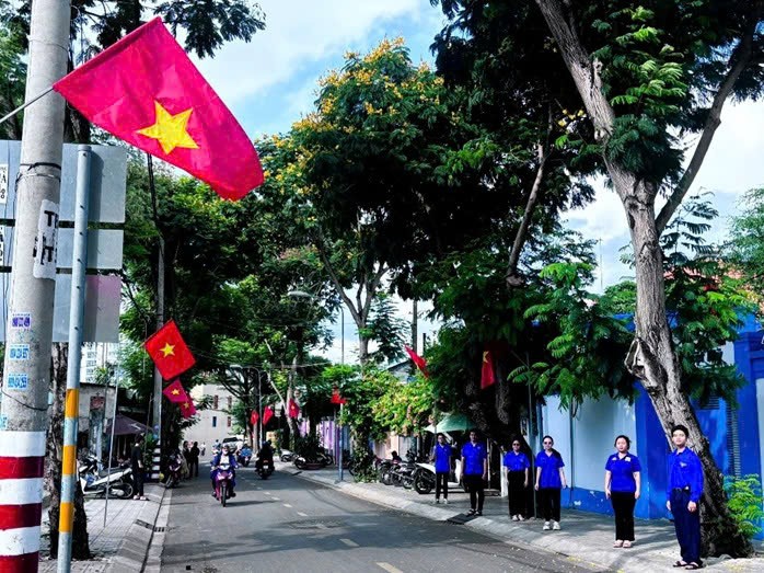EVNGENCO3 trao cờ Tổ quốc - Lan tỏa tinh thần yêu nước