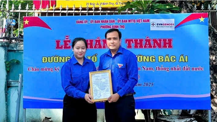 EVNGENCO3 trao cờ Tổ quốc - Lan tỏa tinh thần yêu nước