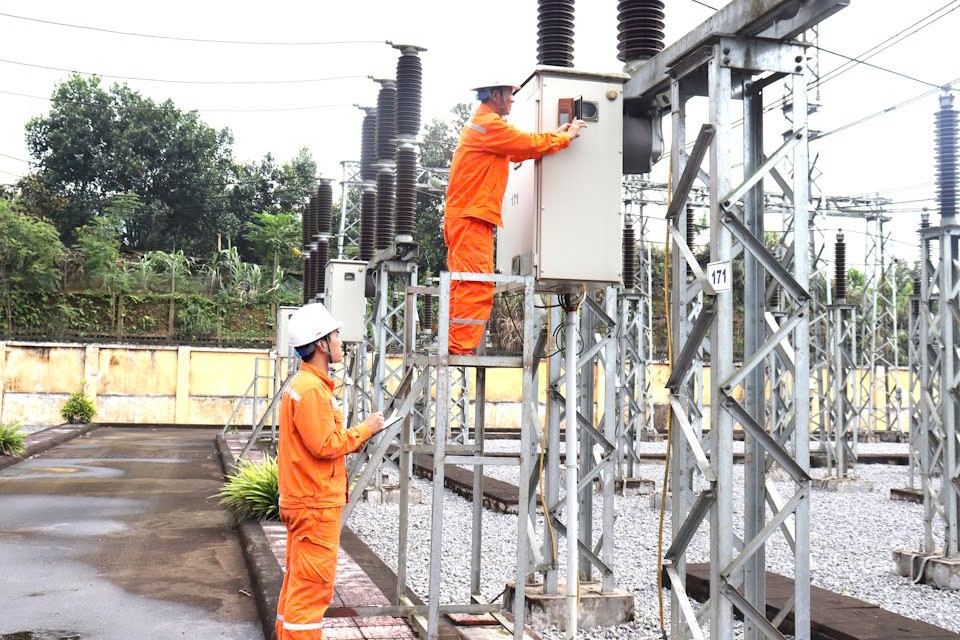 PC Yên Bái rà soát lưới điện cao thế, sẵn sàng ứng phó với mùa nắng nóng 2025