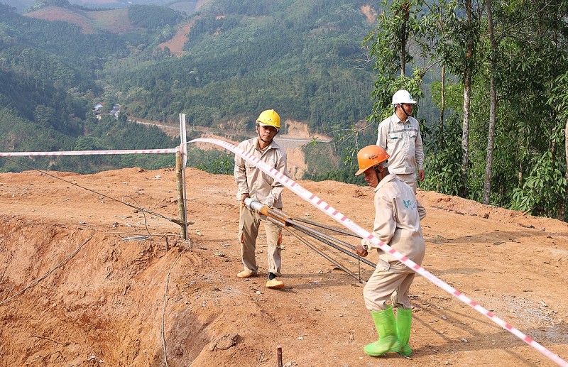 Gói thầu đầu tiên trong dự án đường dây 500kV Lào Cai - Vĩnh Yên hoàn thành đào, đúc móng