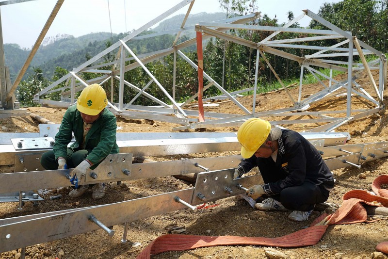 Gói thầu đầu tiên trong dự án đường dây 500kV Lào Cai - Vĩnh Yên hoàn thành đào, đúc móng