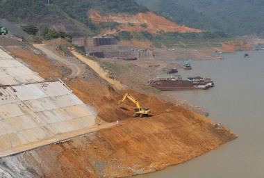 Hoàn thành tháo dỡ đê quây dự án Thủy điện Hòa Bình mở rộng