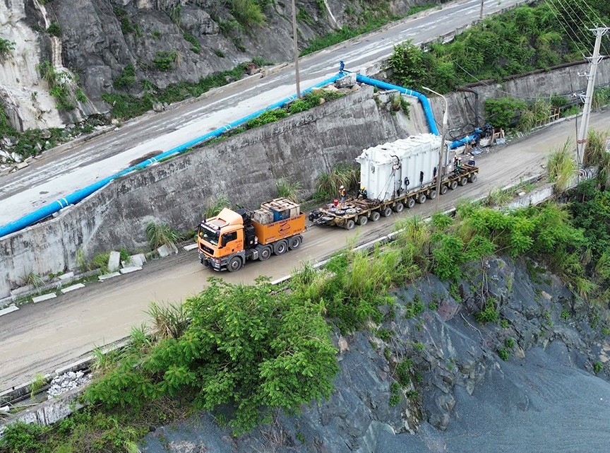 Hai máy biến áp siêu trọng đã được vận chuyển đến dự án Thủy điện Hòa Bình mở rộng