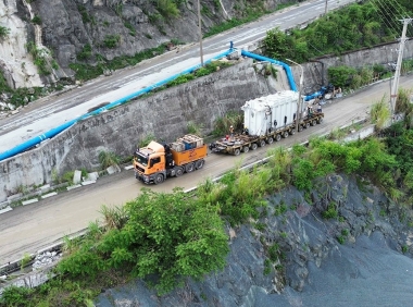 Hai máy biến áp siêu trọng đã được vận chuyển đến dự án Thủy điện Hòa Bình mở rộng