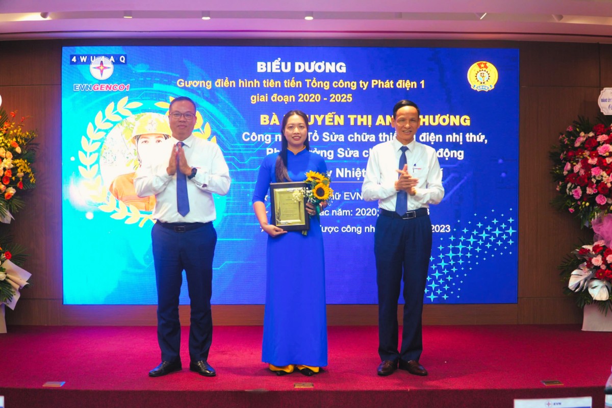 Nữ công nhân ngành điện gửi trọn yêu thương và trách nhiệm vào từng thiết bị điện
