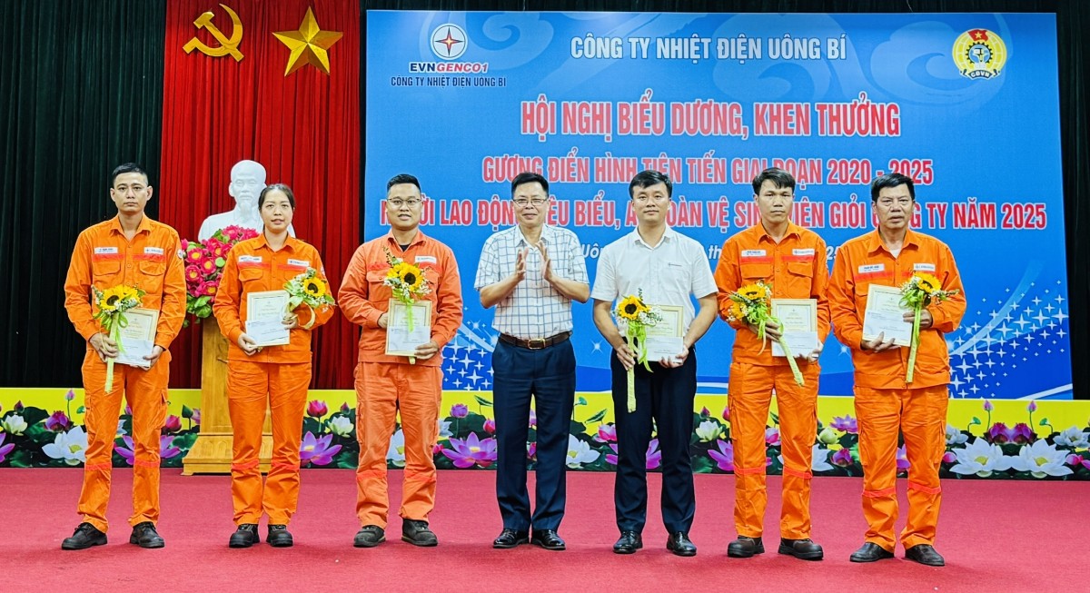 Nữ công nhân ngành điện gửi trọn yêu thương và trách nhiệm vào từng thiết bị điện
