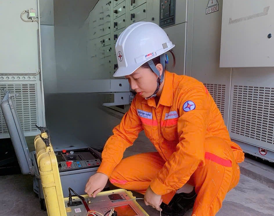Nữ công nhân ngành điện gửi trọn yêu thương và trách nhiệm vào từng thiết bị điện