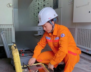 Nữ công nhân ngành điện gửi trọn yêu thương và trách nhiệm vào từng thiết bị điện