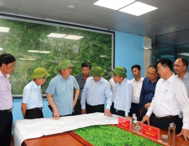 Chủ tịch HĐTV TKV làm việc với Công ty Than Uông Bí