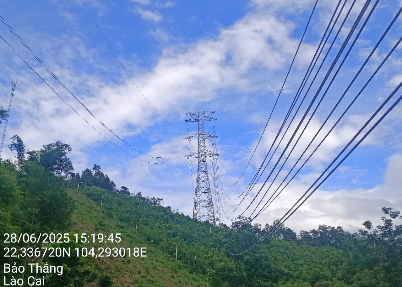 Đường dây 500kV Lào Cai - Vĩnh Yên hoàn thành kéo dây những khoảng néo đầu tiên