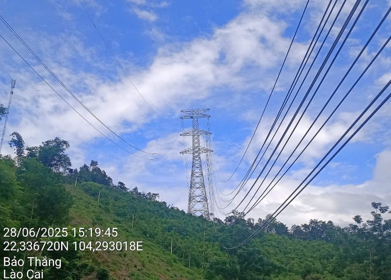 Hoàn thành kéo dây những khoảng néo đầu tiên của đường dây 500kV Lào Cai - Vĩnh Yên