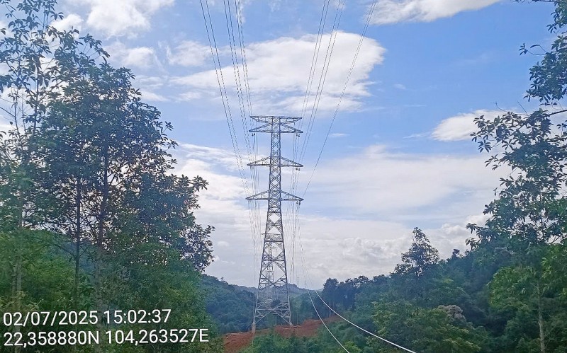 Hoàn thành kéo dây những khoảng néo đầu tiên của đường dây 500kV Lào Cai - Vĩnh Yên