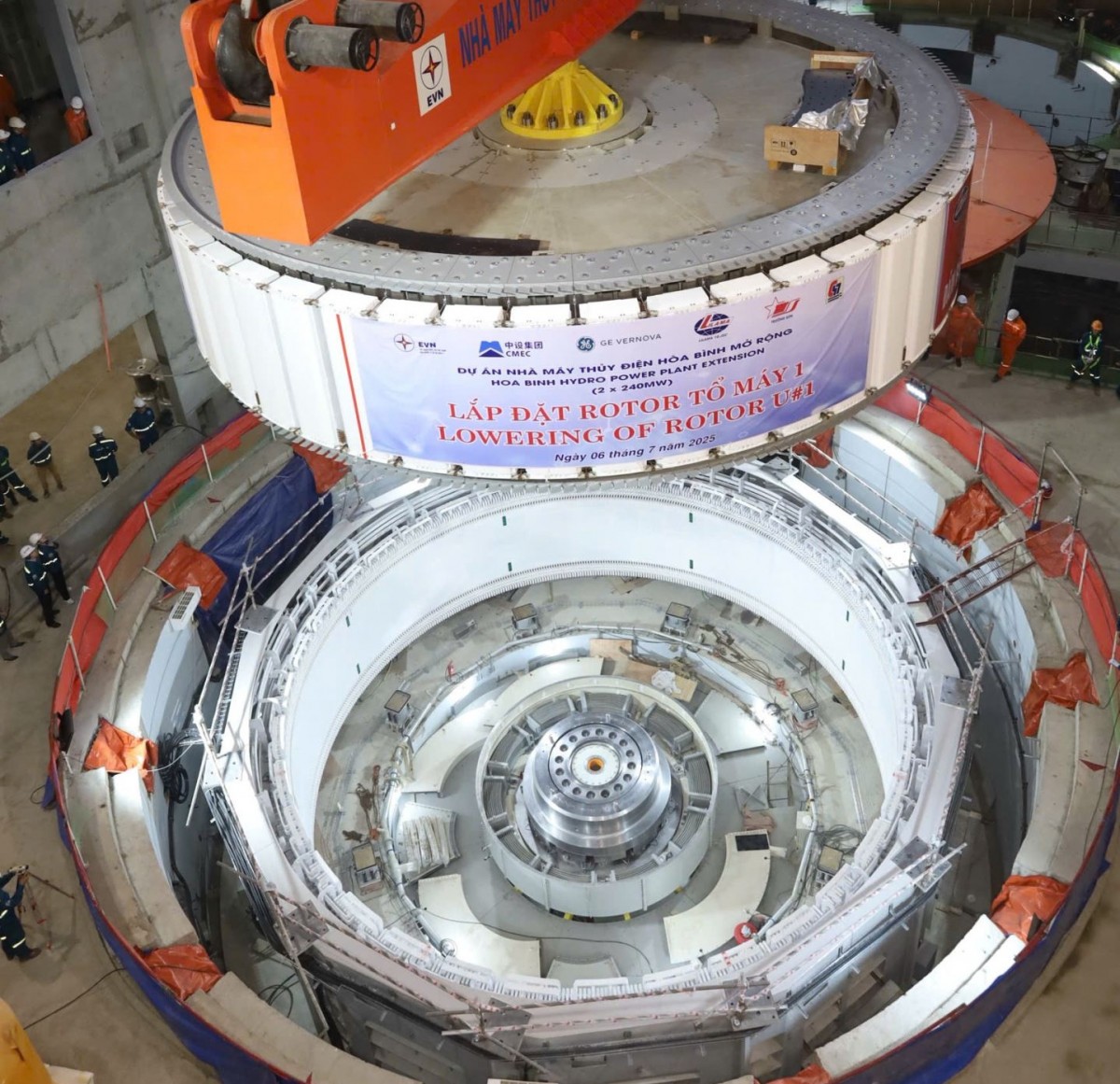 Hạ đặt thành công rotor tổ máy số 1 dự án Thủy điện Hòa Bình mở rộng