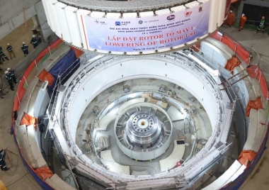 Hạ đặt thành công rotor tổ máy số 1 dự án Thủy điện Hòa Bình mở rộng