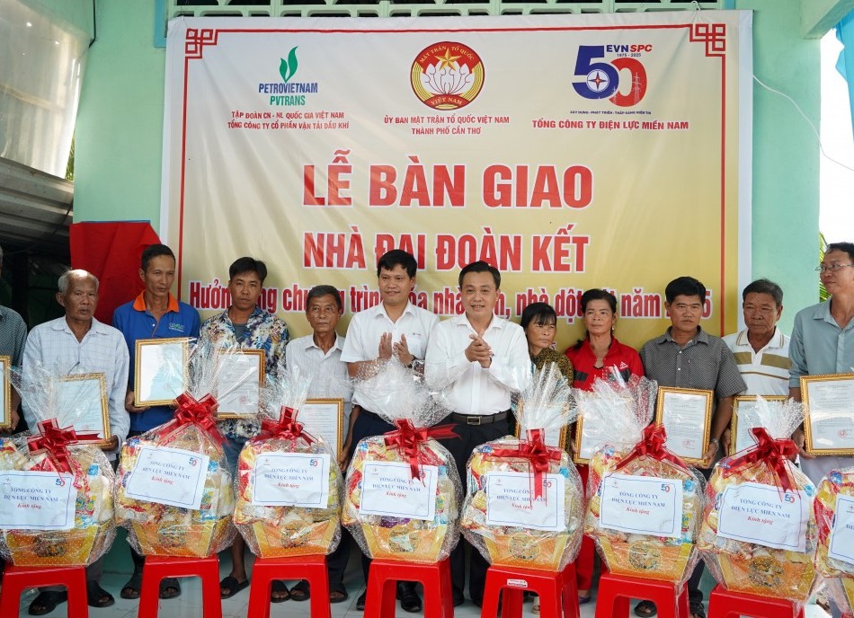 Ngành điện miền Nam hoàn thành chương trình xóa nhà tạm, nhà dột nát tại Cần Thơ