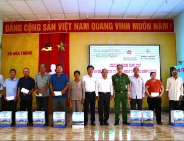 Công ty Nhiệt điện Vĩnh Tân trao quà tri ân gia đình chính sách tại tỉnh Lâm Đồng