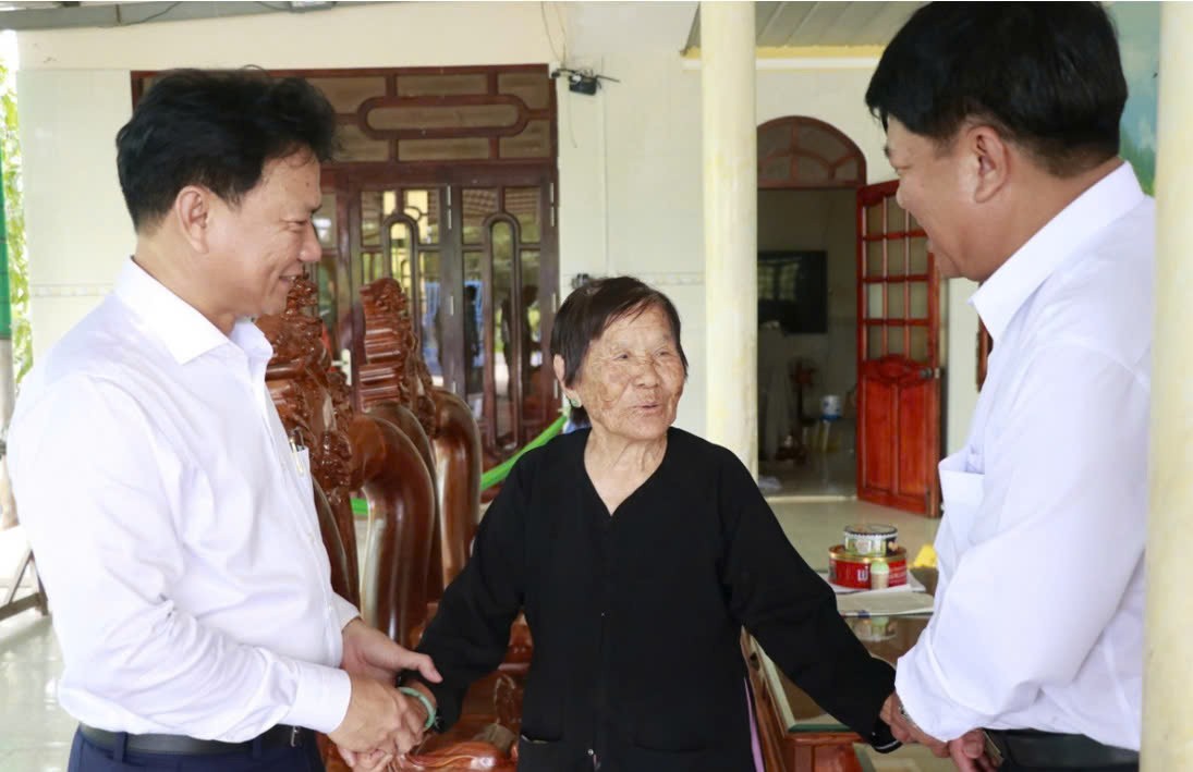 Công ty Nhiệt điện Vĩnh Tân trao quà tri ân gia đình chính sách tại tỉnh Lâm Đồng