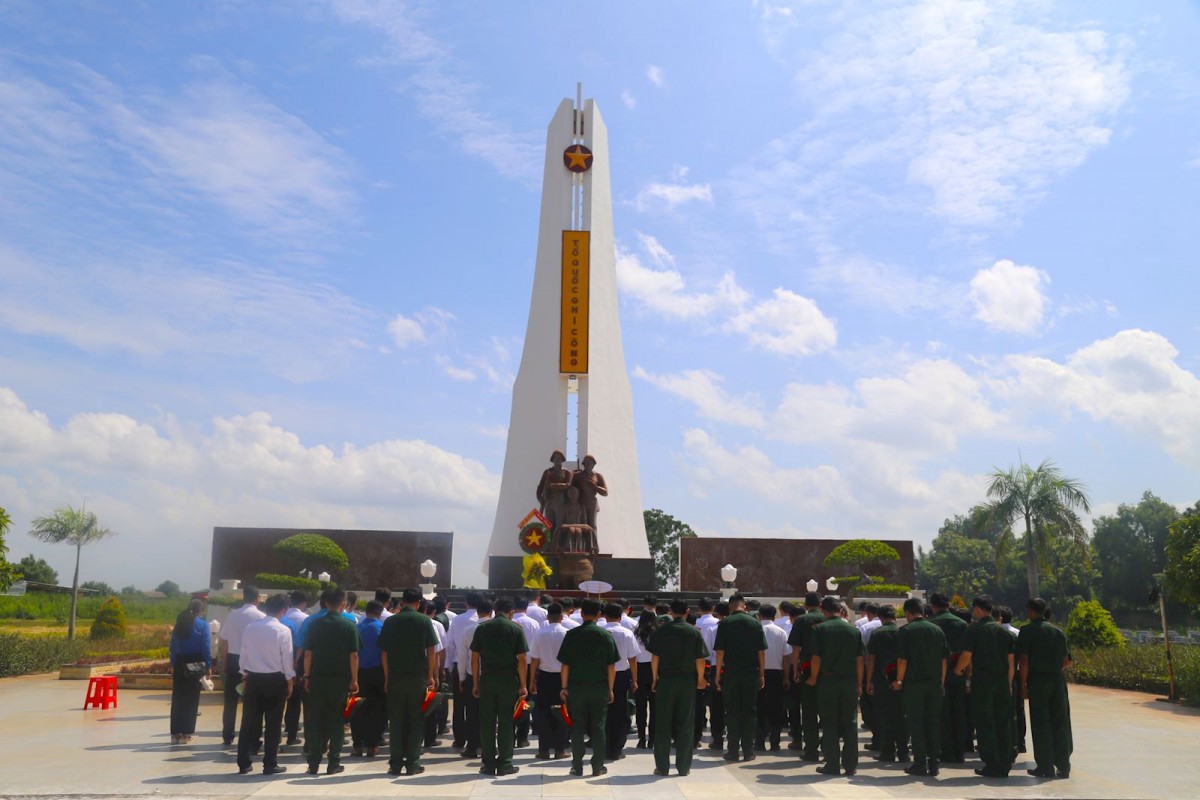 EVNGENCO1 tổ chức chuỗi hoạt động tri ân nhân Ngày Thương binh - Liệt sỹ tại tỉnh Vĩnh Long