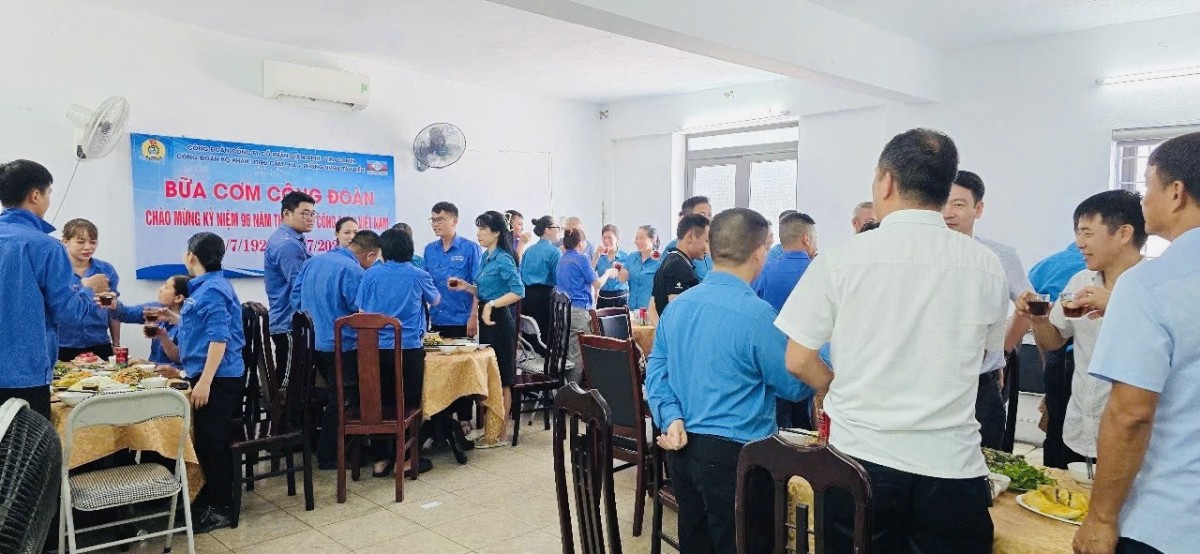 Đầm ấm ‘Bữa cơm công đoàn’ tại Công ty Cổ phần Giám định - Vinacomin
