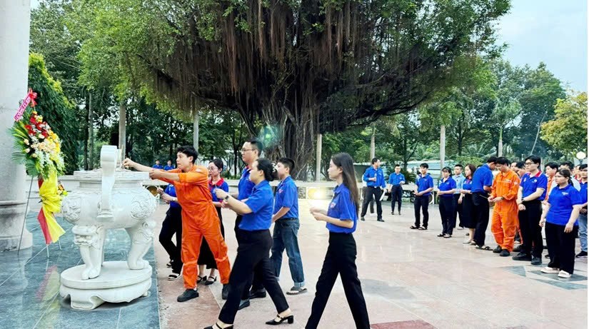 Công ty Nhiệt điện Phú Mỹ tri ân các gia đình có công với cách mạng