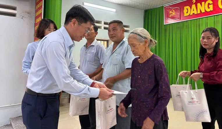Công ty Nhiệt điện Phú Mỹ tri ân các gia đình có công với cách mạng