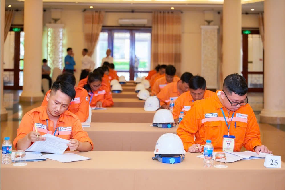 ‘Lá chắn’ an toàn cho dòng điện và màu xanh môi trường tại Trung tâm Điện lực Phú Mỹ