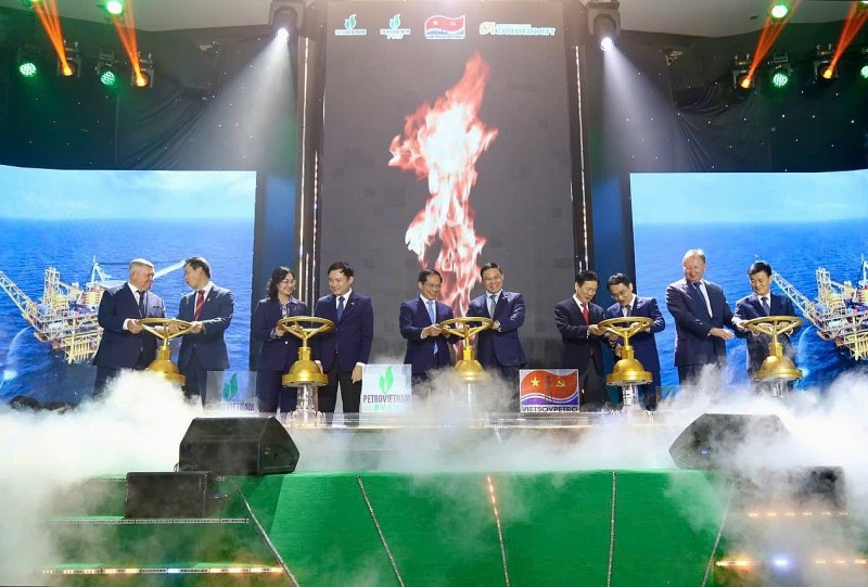 Lễ đón mừng dòng dầu đầu tiên từ mỏ Kình Ngư Trắng - Kình Ngư Trắng Nam (Lô 09-2/09)