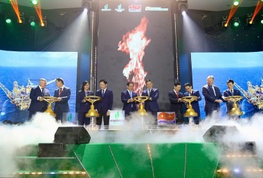Lễ đón dòng dầu đầu tiên từ mỏ Kình Ngư Trắng - Kình Ngư Trắng Nam (Lô 09-2/09)