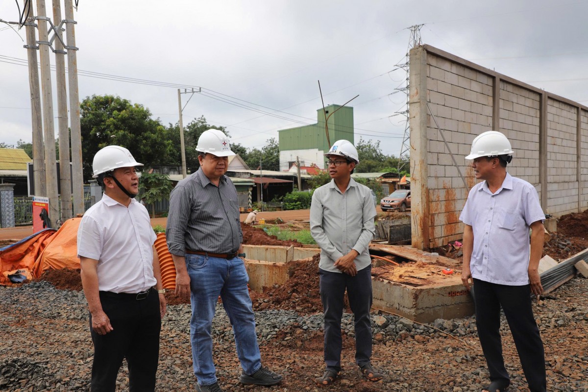 Ngành điện miền Nam làm việc xuyên lễ trên những công trình lưới điện